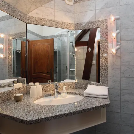Pensión Le Pommier Doux, Maison D'hote Du Domaine Du Chateau D'argeronne 3*